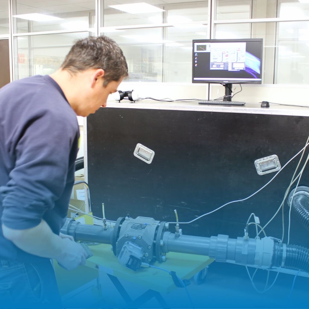 Technicus test meetinstrument voor doorstroom in een technische omgeving
