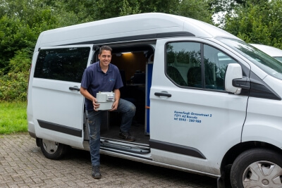 Buitendienstmedewerker met succesvolle steekproefcontrole van gasmeter - 400x267px
