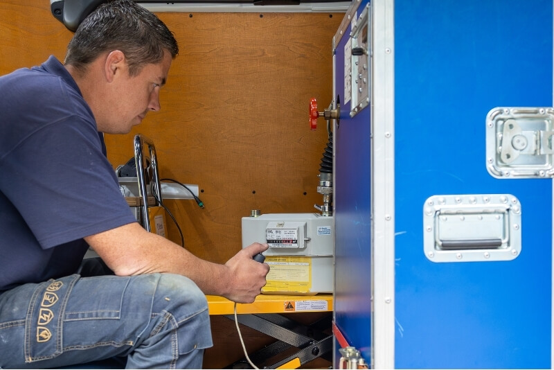 Foto van meettechnicus die een gasmeter controle uitvoert - Vacaturefoto meettechnicus gas _ elektra - buitendienst - 800x534px