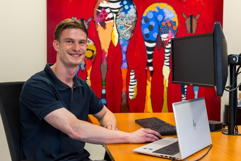 Vrolijke jongen die werkt bij CIJ Borculo - 800x534px